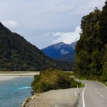 Der Haast River direkt am Highway