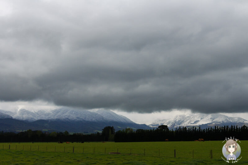 Die Berge sind im Regen nur schemenhaft zu erkennen