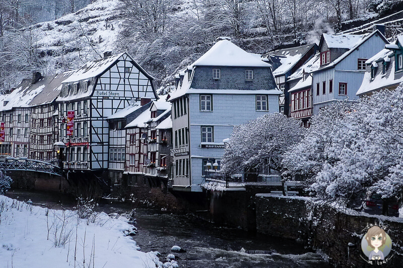 Blick auf malerische Haeuser in Monschau Eifel ein tolles Ausflugsziel