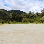 Schotterplatz auf dem nackten Lake Mapourika DOC Campingplatz, Neuseeland
