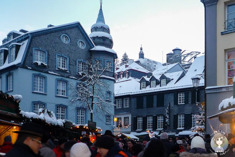 Der kleine Weihnachtsmarkt in Monschau Eifel ist gut besucht