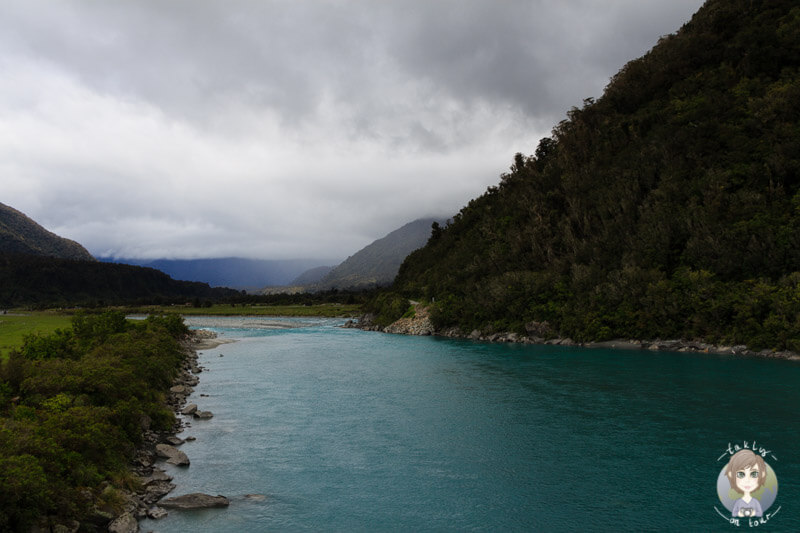 klares Gletscherwasser im Fluss an der West Coast, Neuseeland