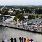 Zuschauer beim Auslaufen der AIDA in Warnemünde