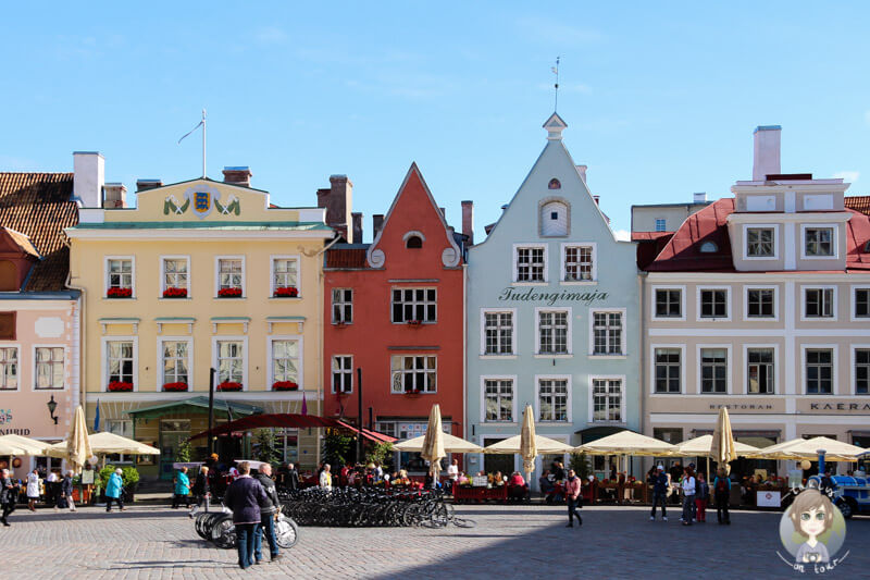 Eines der Tallinn Sehenswürdigkeiten ist der farbenfrohe Rathausplatz