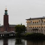 Das Stadshuset von Stockholm in der Ferne