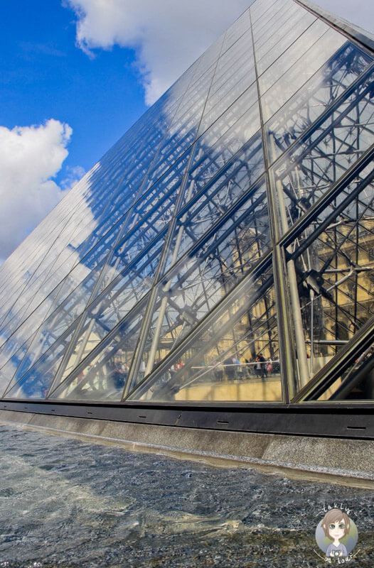 Eine Aufnahme der Glaspyramide des Louvre Paris bei der Architekturfotografie