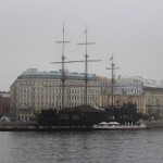 Ein Schiff auf dem Neva in St. Petersburg