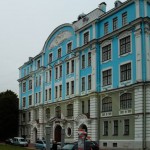 Imposantes, blaues Gebäude in St. Petersburg