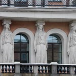 Statuen an einer Hausfassade in St. Petersburg