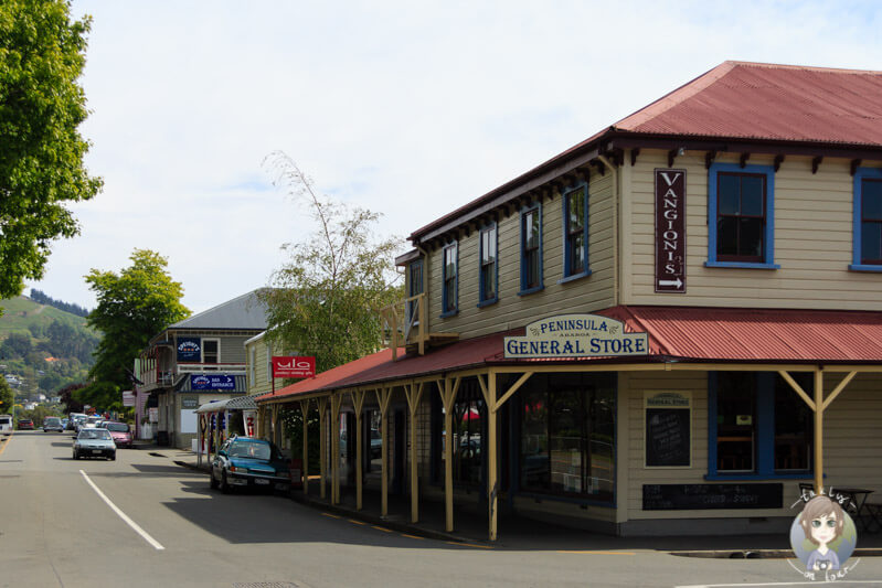 Ein Gebäude an der Hauptstraße in Akaroa auf der Banks Peninsula