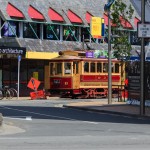 Eine Straßenbahn fährt durch Christchurch