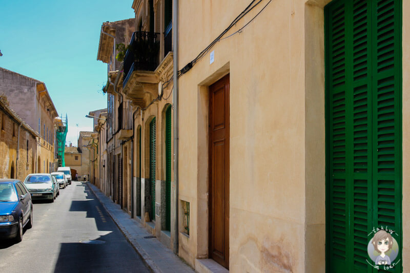 Eine Seitenstraße in Llucmajor auf Mallorca