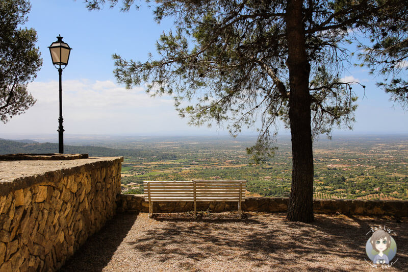 Eine Bank vor der Aussicht vom Puig de Randa, Mallorca