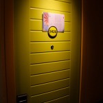 Die Zimmertür mit der Kabinenpost auf der AIDA