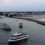 Ausflugsschiffe beobachten das Auslaufen der AIDA in Warnemünde