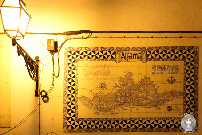 Das Azulejo mit der Stadtansicht von Alfama am Abend