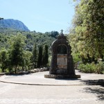 Ein Denkmal vor dem Santauri de lluc
