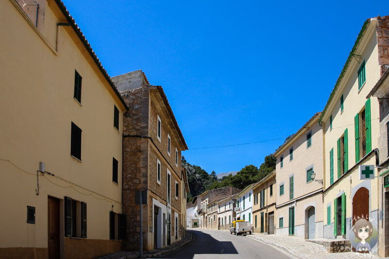 Die Hauptstraße vom Bergdorf Selva, Mallorca
