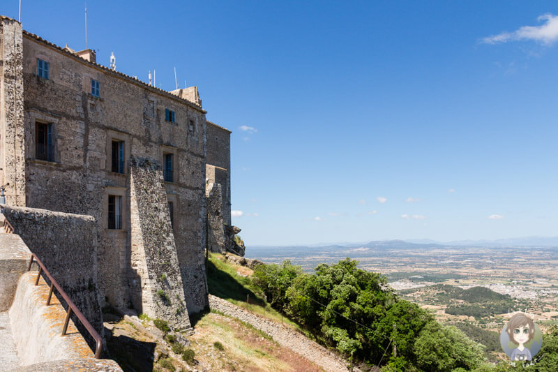 Die Mauern des Klosters Sant Salvador auf Mallorca