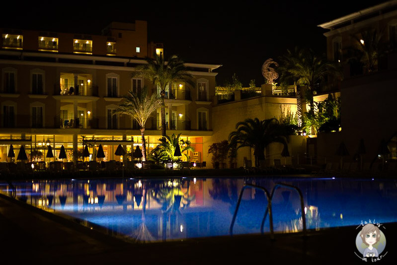 Der Pool am Abend
