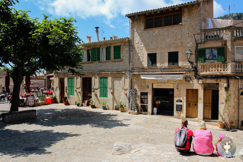 Blick auf die Eisdiele am Kloster von Valldemossa auf Mallorca