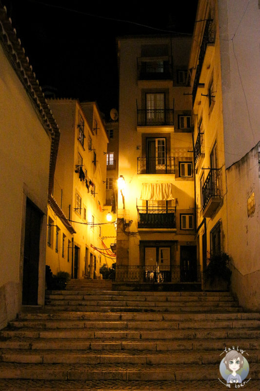 Die hellerleuchteten Gassen in Alfama, Lissabon