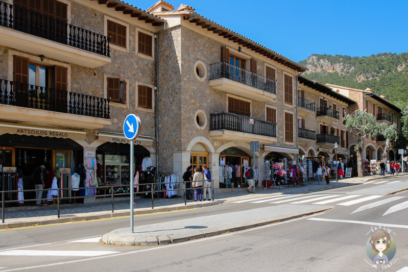 Die Hauptstraße von Valldemossa, Mallorca