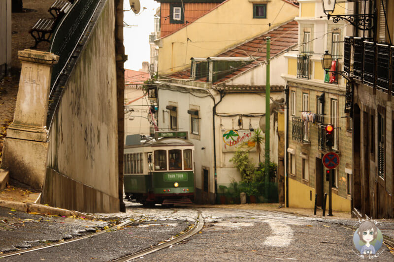 Die Straßenbahnen fahren durch die schmalen Gassen von Lissabon