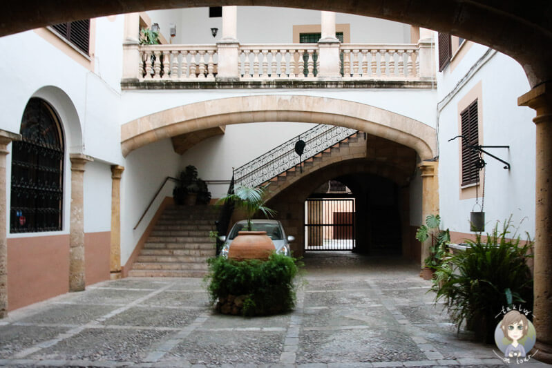 Ein Innenhof von einem Haus in Palma