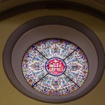 Ein Kirchenfenster Der Altar der Kirche Sant Bartomeu in Sóller