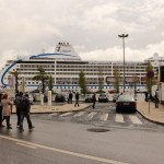 Ein Kreuzfahrtschiff im Hafen von Lissabon