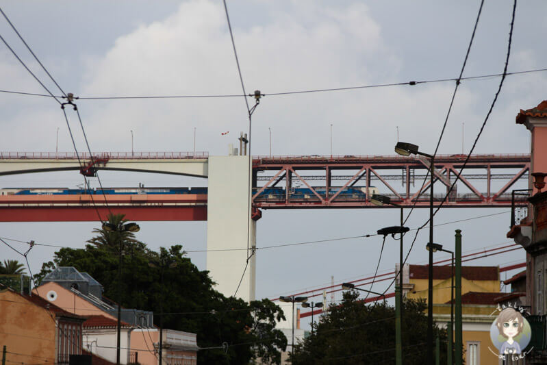 Ein Zug auf der Ponte de 25 Abril in Lissabon