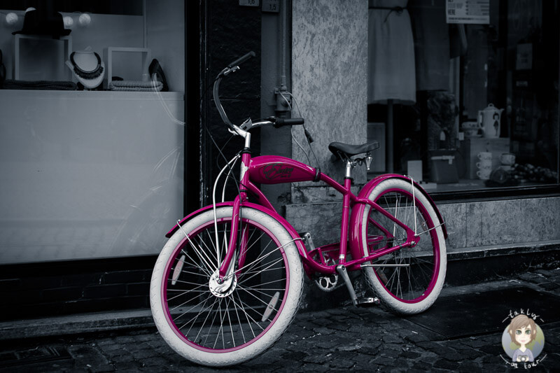 Schwarz Weiß Fotografie mit buntem Fokus, Ein pinkes Fahrrad