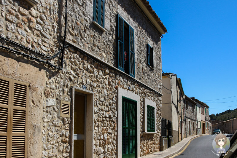 Schöne Häuser an der Hauptstraße von Biniamar, Mallorca