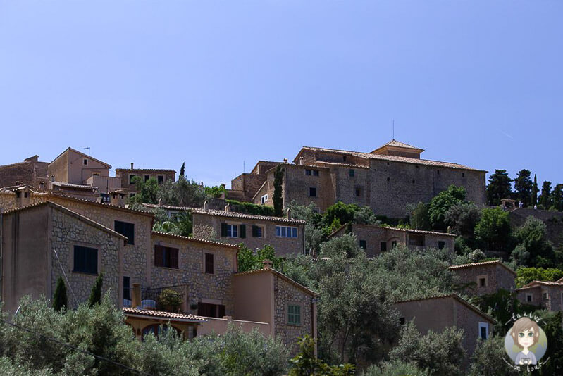 Die am Hang gelegenen Häuser in Deía auf Mallorca