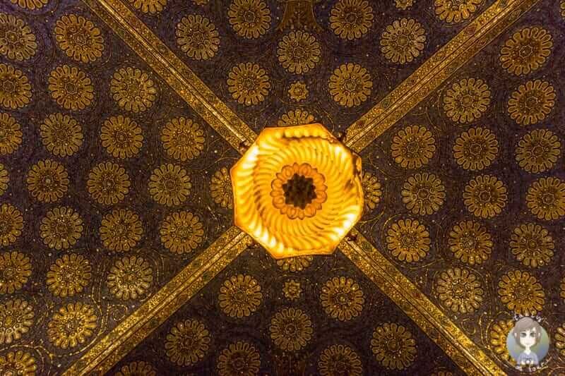Wechsel der Kameraperspektive nach oben in die Kuppel vom Aachener Dom mit dieser Fotoidee einfach schöne Fotos machen