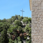 Ein Kreuz auf einem Hügel über dem Kloster Lluc
