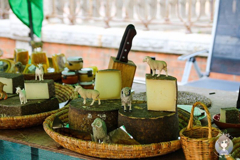 Ein Marktstand mit Käse in Sóller