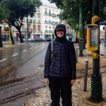 Lissabon im Regen mit Regenkleidung