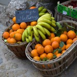 Obstkörbe mit Bananen und Orangen im Bergdorf Valldemossa