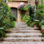 Eine Treppe lauter Pflanzen in Fornalutx auf der Baleareninsel