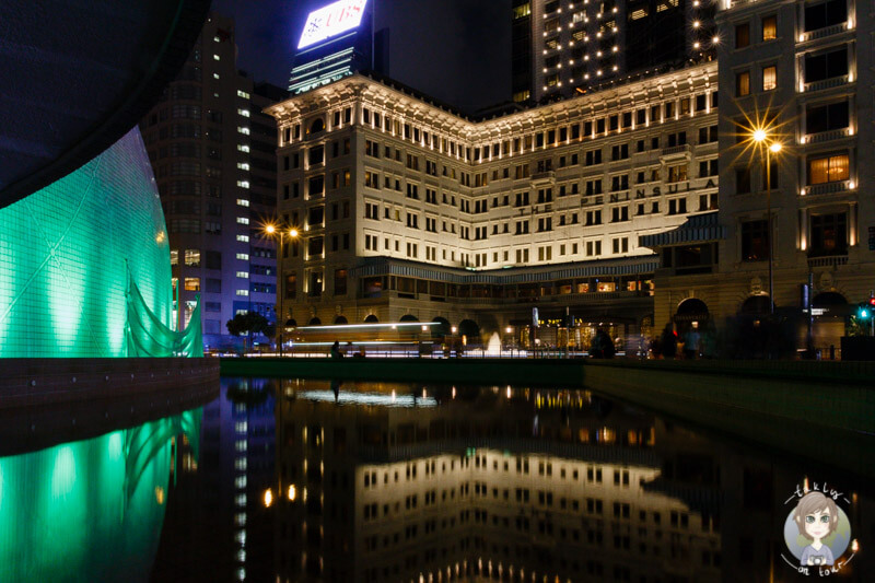 Das beleuchtete Space Museum vor dem The Peninsula Hotel in Hong Kong