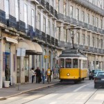 Überall fahren die gelben Straßenbahnen durch die Straßen von Lissabon