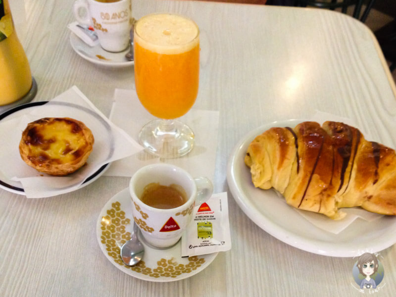 Frühstück in der 'Pastelaria Alfacinha', Lissabon