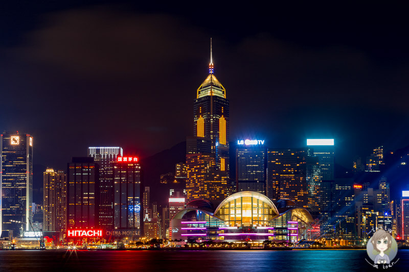 Die beleuchtete Skyline von Hongkong