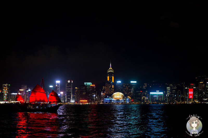 Die beleuchtete Skyline von Hong Kong bei Nacht