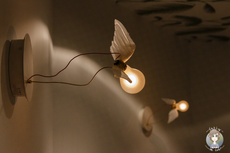 Interessante Glühbirnen mit Flügeln im Behandlungsraum 1 bei Myssage in Köln