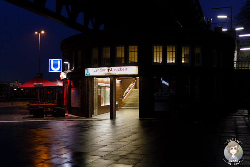 Der Eingang zur Bahnstation 'Landungsbrücken' bei Nacht
