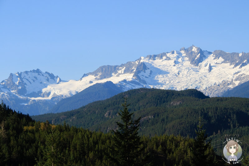 Der Blick auf schneebedeckte Berge vom Sea to Sky Highway in Kanada