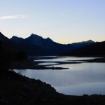 Ein traumhafter Blick über den Medicine Lake am frühen Morgen, Jasper Nationalpark, Kanada